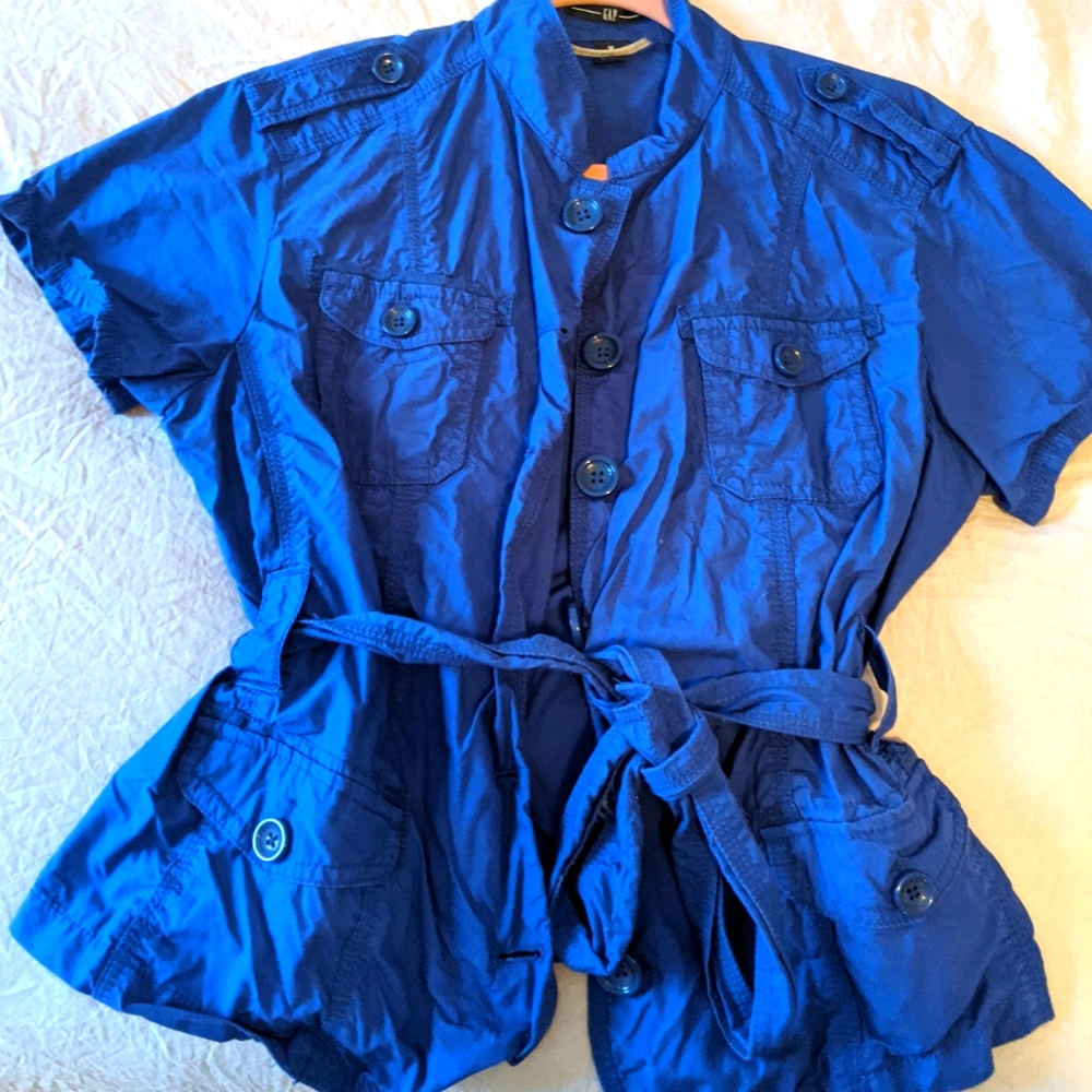 Gap Belted Top, Size M, good used condition.